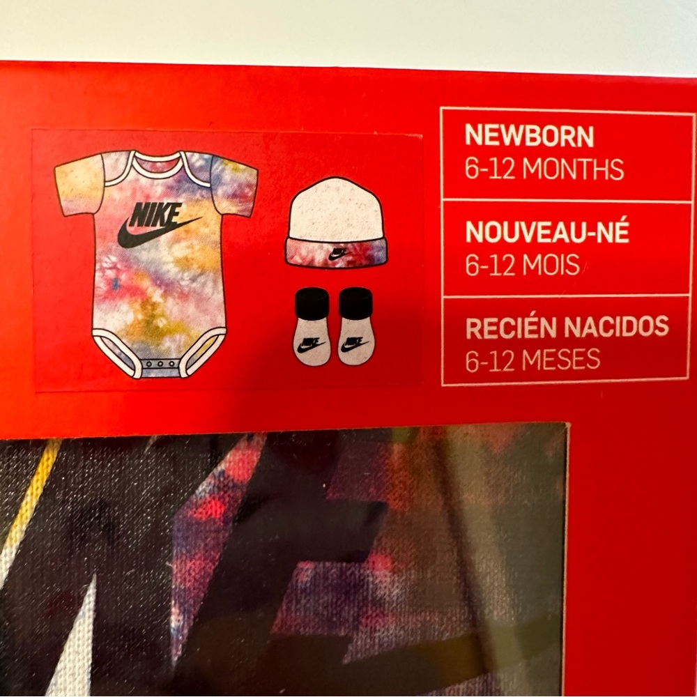 Baby Nike Gift Set - Picture 2 of 6
